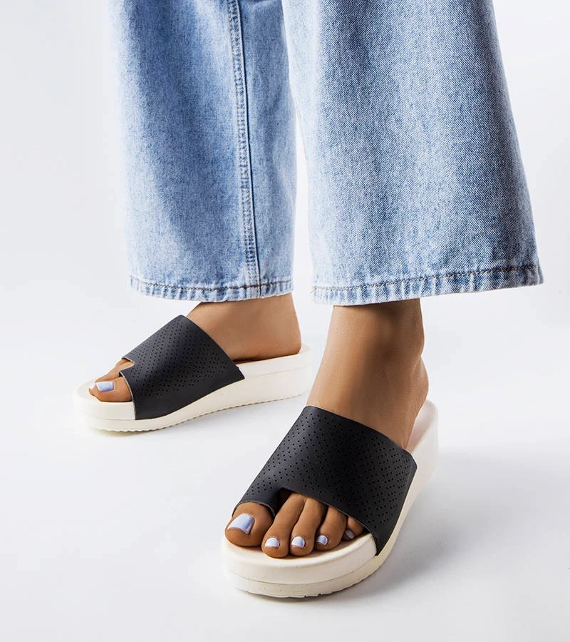 Hers Czarne klapki na koturnie