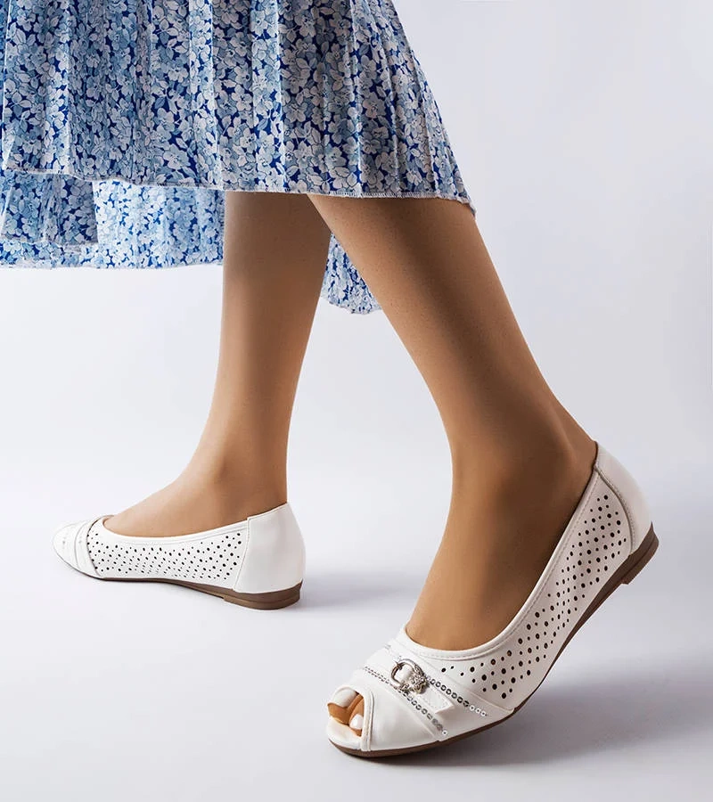 Białe ażurowe balerinki zdobione cyrkoniami