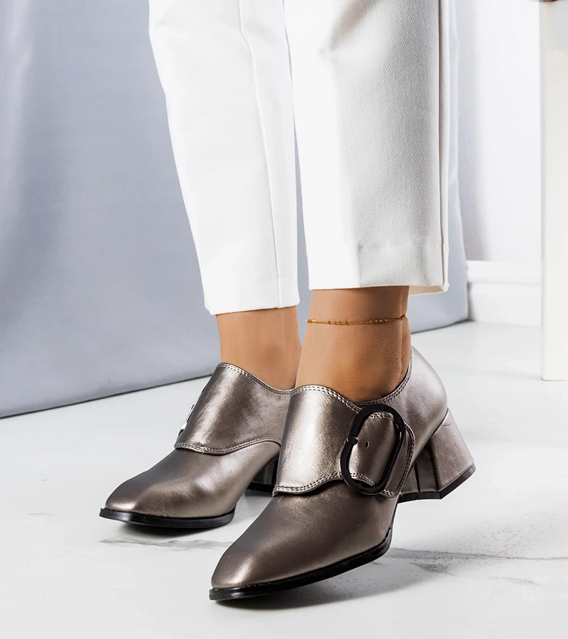 Szare czółenka zapinane na rzepę na słupku