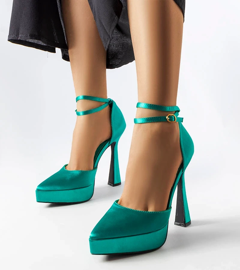 Zielone czółenka na wysokim słupku