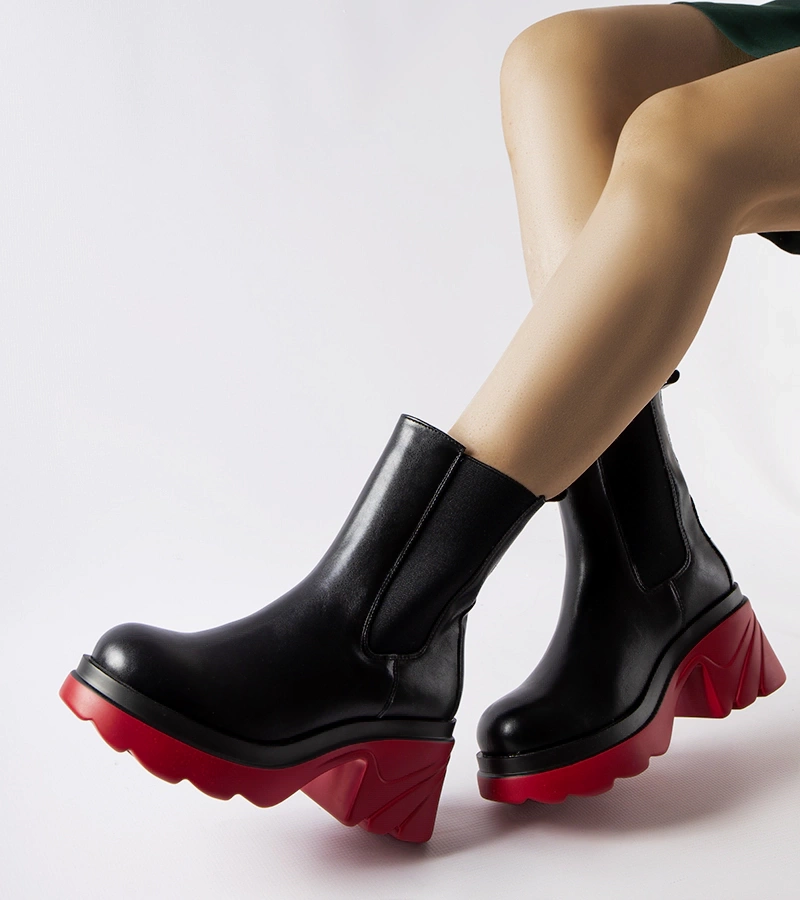 Czarne ocieplane botki na czerwonym słupku