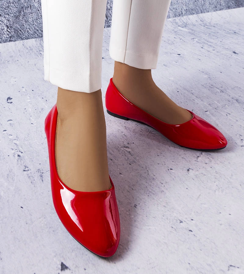 Czerwone lakierowane balerinki