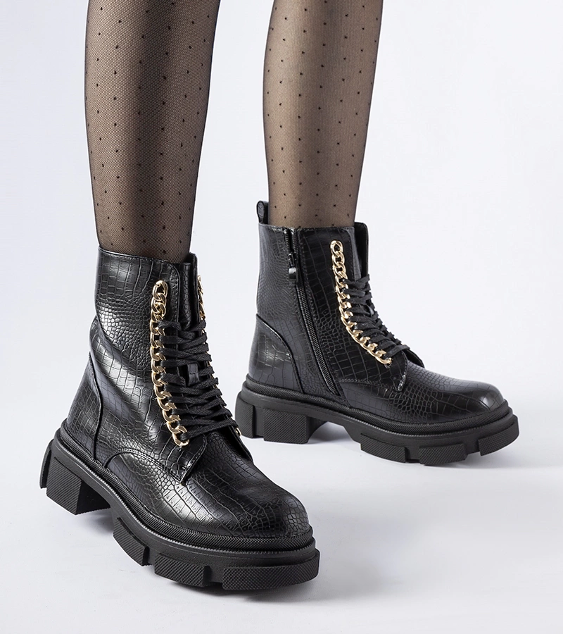 Czarne workery z ozdobnym łańcuchem