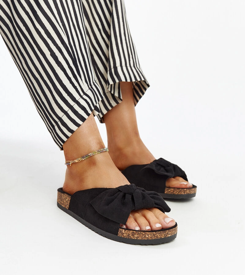 Czarne klapki na korkowej podeszwie