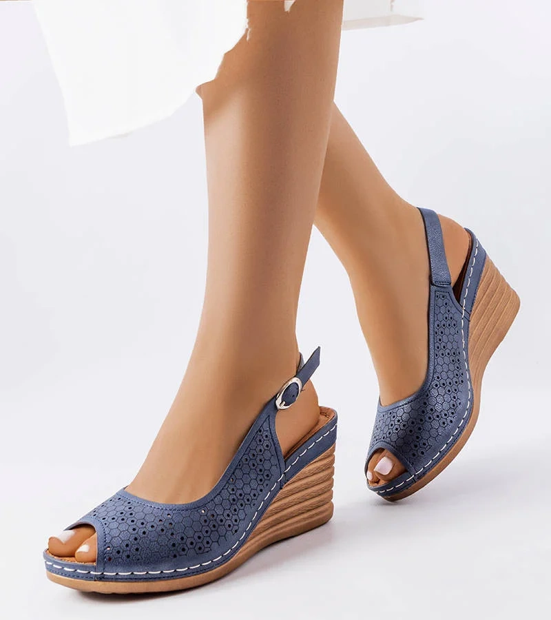 Ażurowe granatowe sandały na koturnie