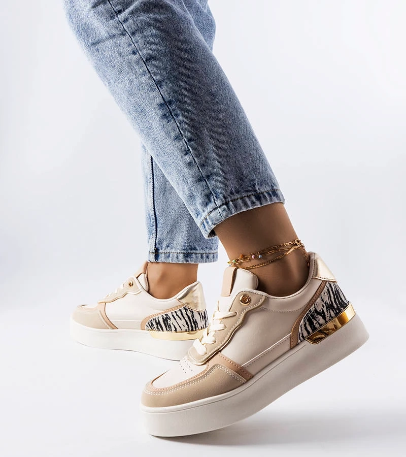 Beżowe sneakersy ze zdobionym zapiętkiem