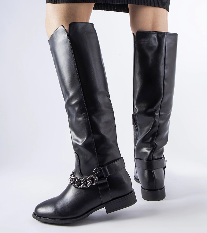 Czarne ocieplane kozaki z łańcuchem