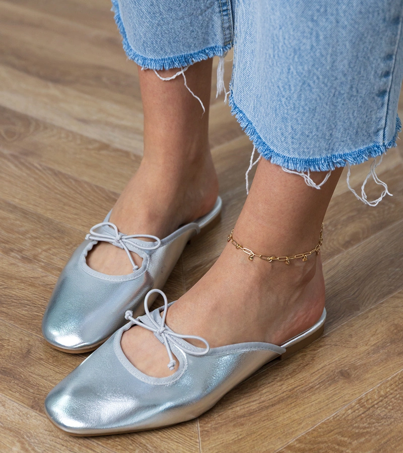 Hers Srebrne klapki zabudowane na płaskiej podeszwie