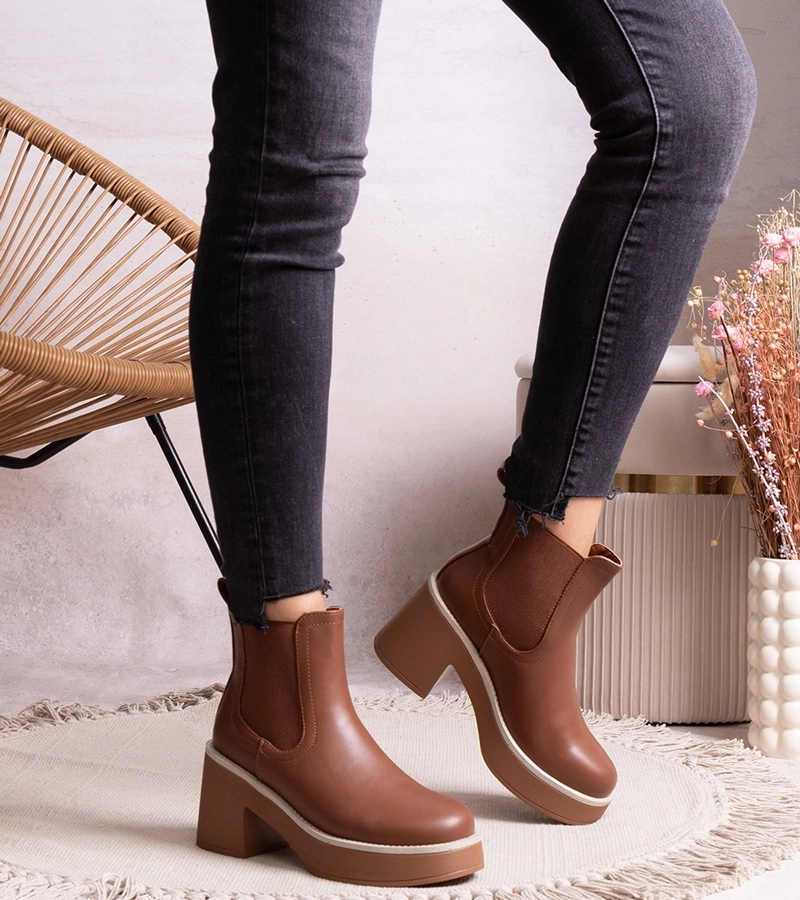 Brązowe botki na słupku