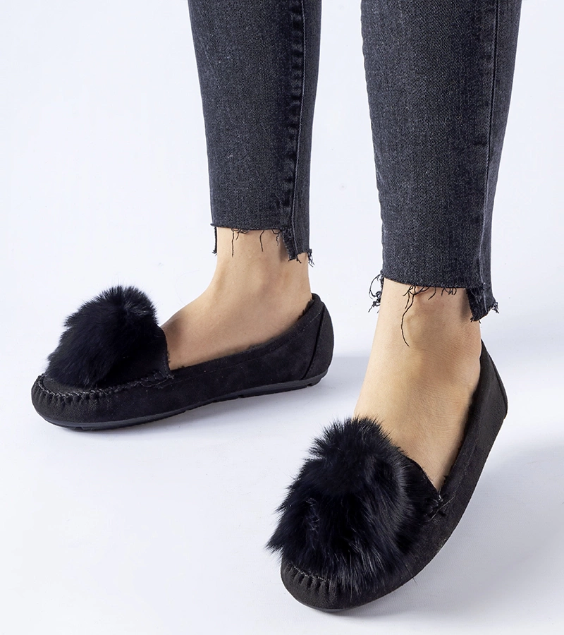 Czarne ocieplane kapcie z pomponem