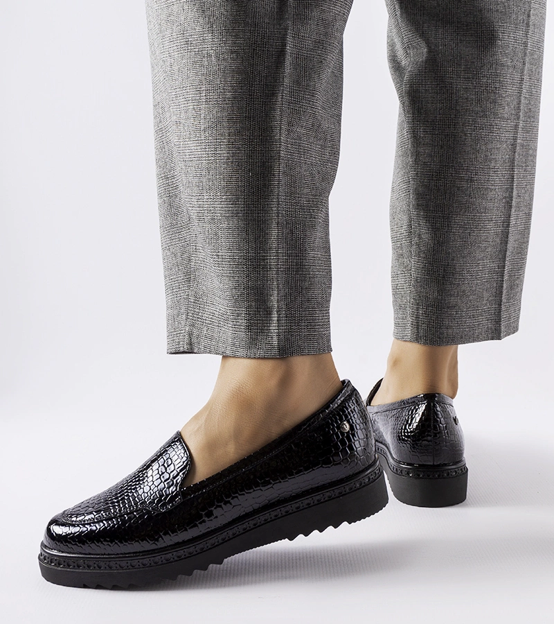 Czarne lakierowane mokasyny ze skórzaną wkładkę