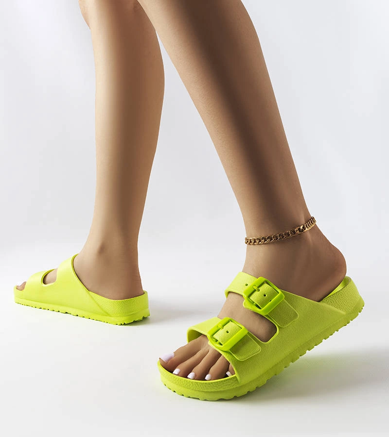 Zielone klapki zdobione klamerkami