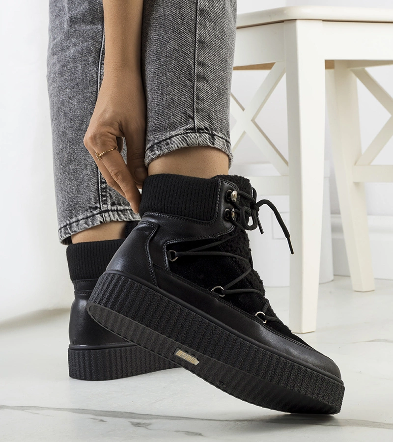 Czarne śniegowce na platformie