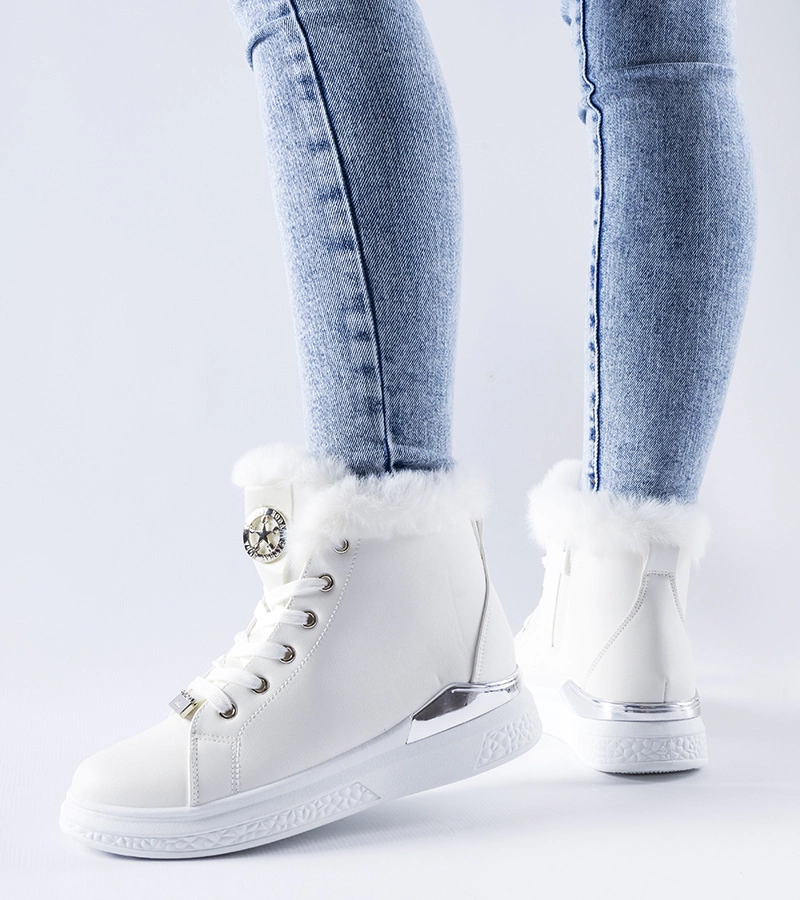 Białe sneakersy z futerkiem