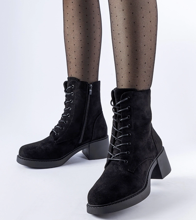 Czarne klasyczne botki na klocku