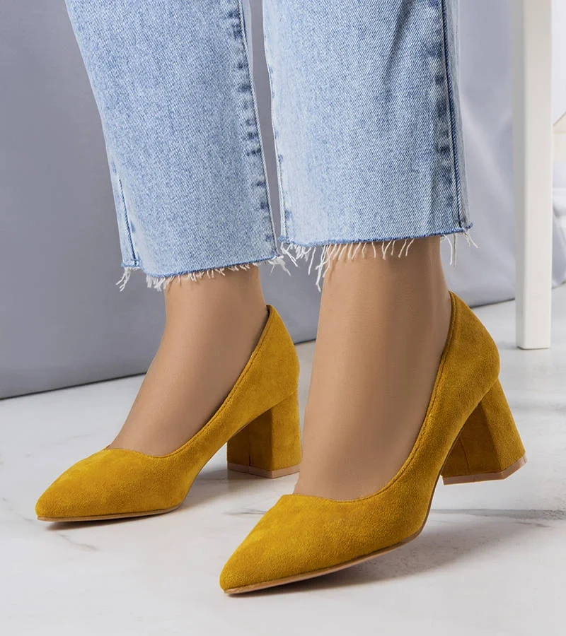 Żółte czółenka na niskim słupku