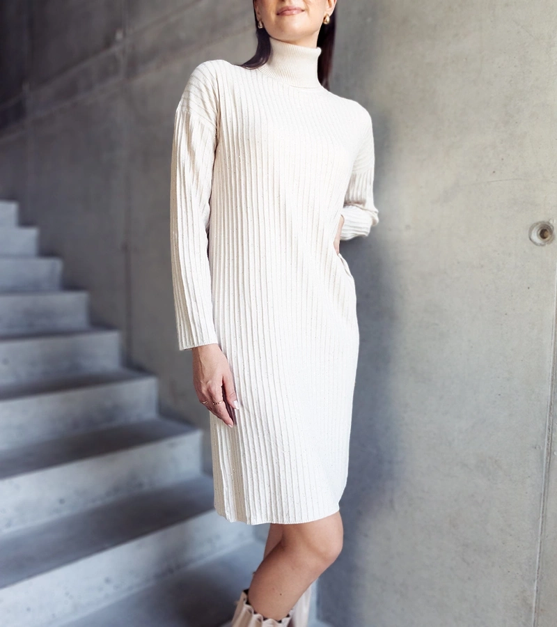 Beżowa sukienka połyskująca midi z golfem