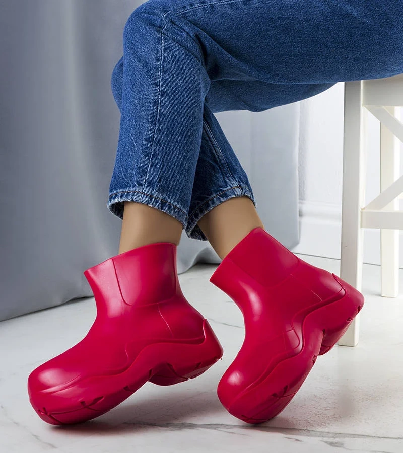 Różowe kalosze na platformie