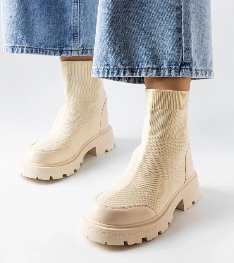 Beżowe skarpetkowe botki