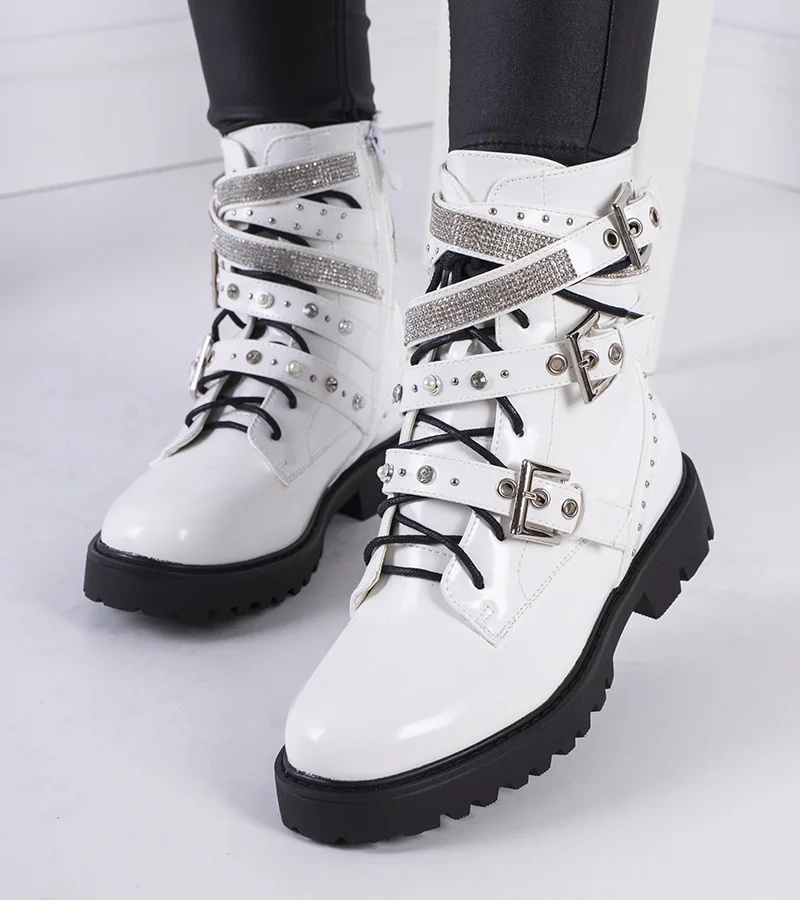 Białe traperki z ozdobnymi paskami