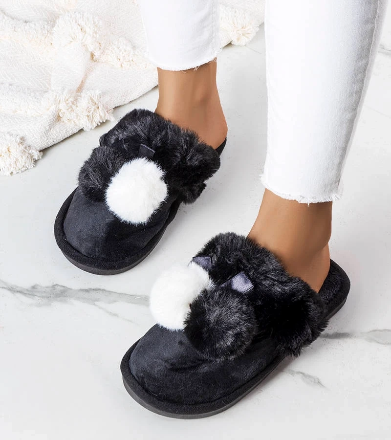 Czarne puchate kapcie z pomponam