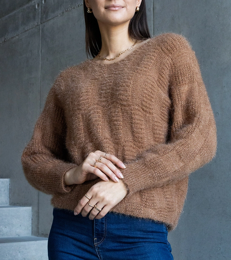 Ciemnobeżowy sweterek z dekoltem