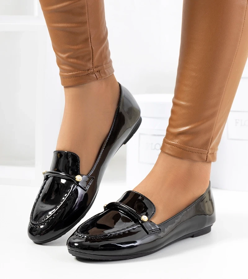 Błyszczące czarne mokasyny lakierki