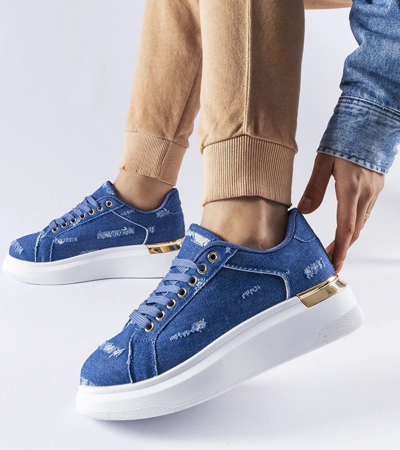 Niebieskie sneakersy na platformie