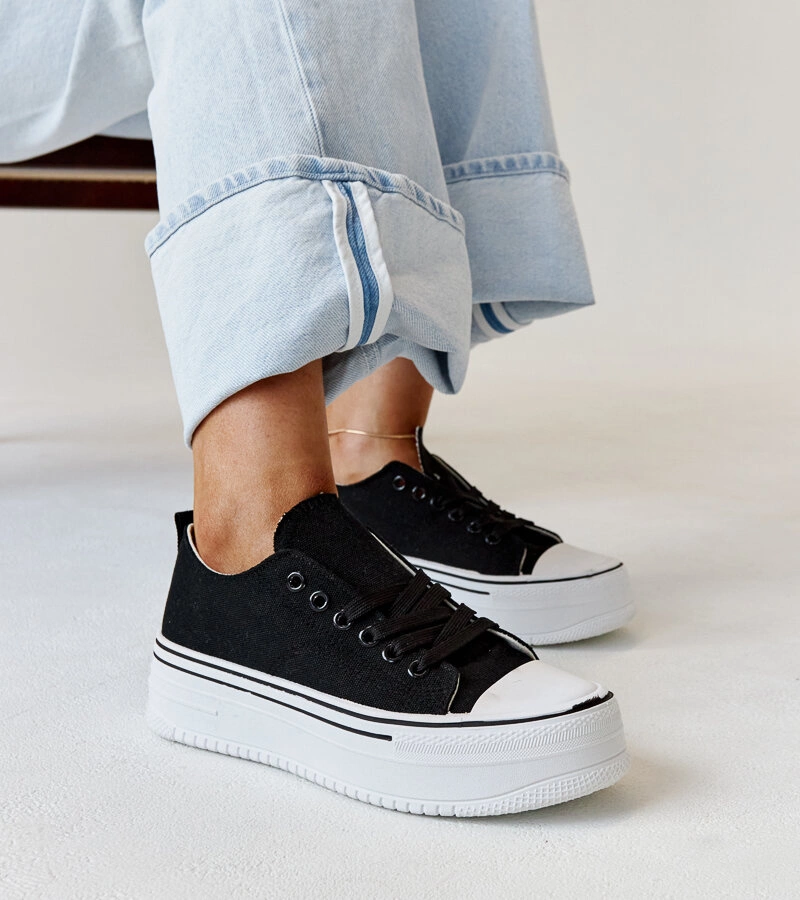 Czarne trampki na grubej podeszwie