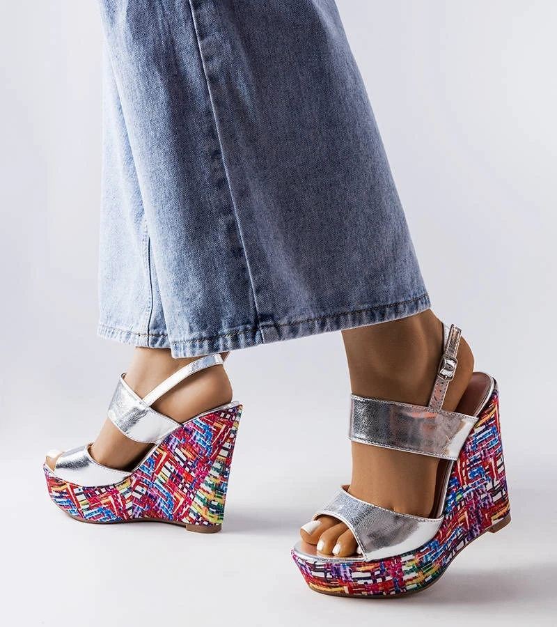 Hers Srebrne sandały na kolorowej koturnie