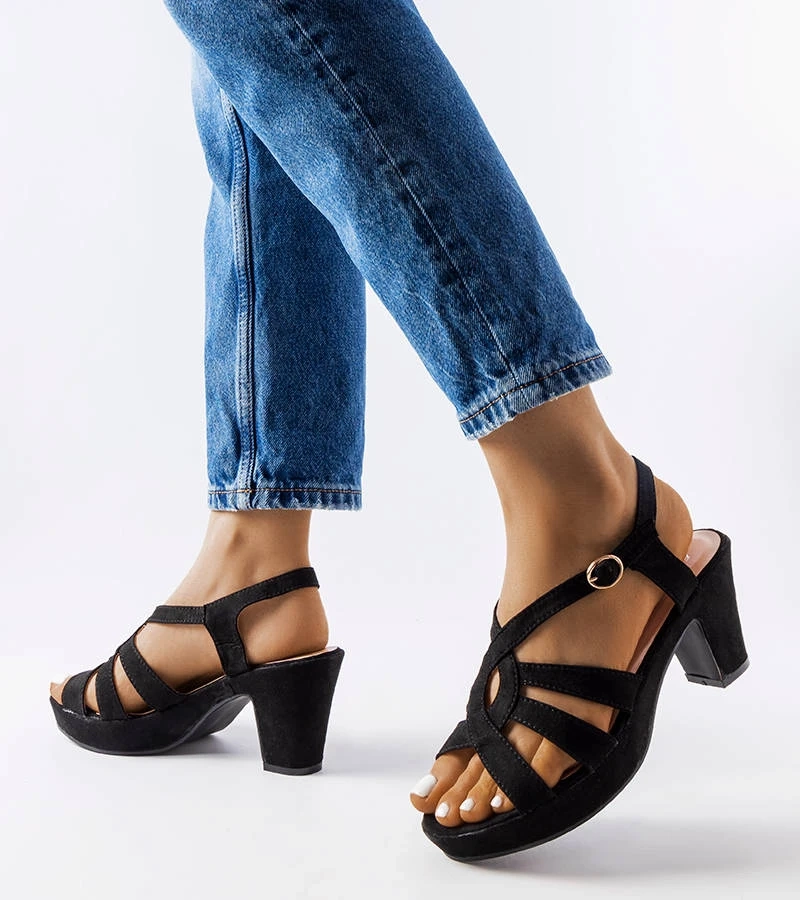 Czarne sandałki na słupku