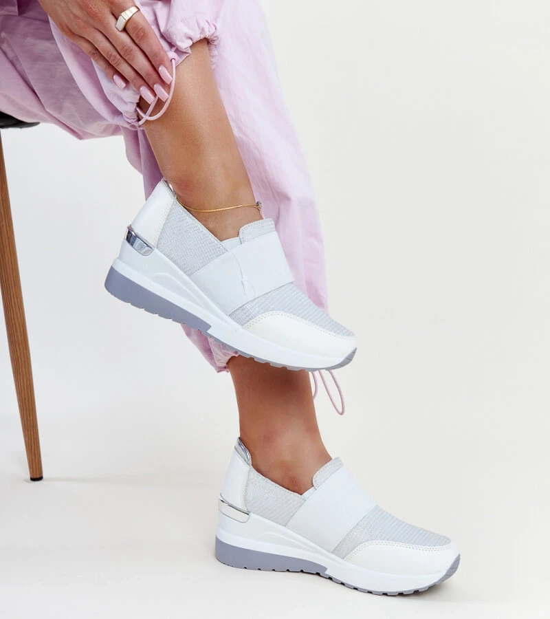 Białe sneakersy na koturnie