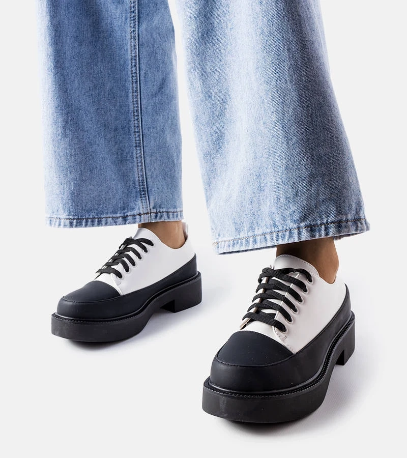 Półbuty białe na masywnej podeszwie