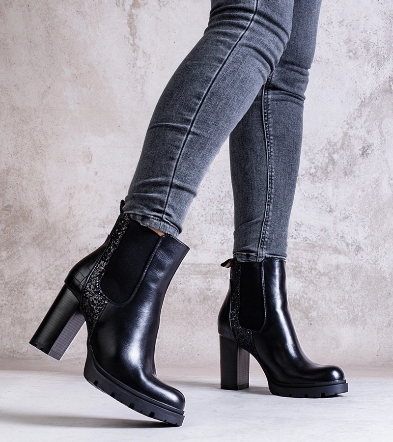 Czarne błyszczące botki na słupku