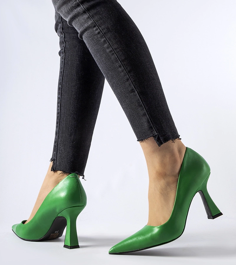 Zielone czółenka na asymetrycznym obcasie
