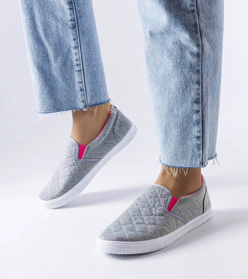 Szare pikowane tenisówki materiałowe