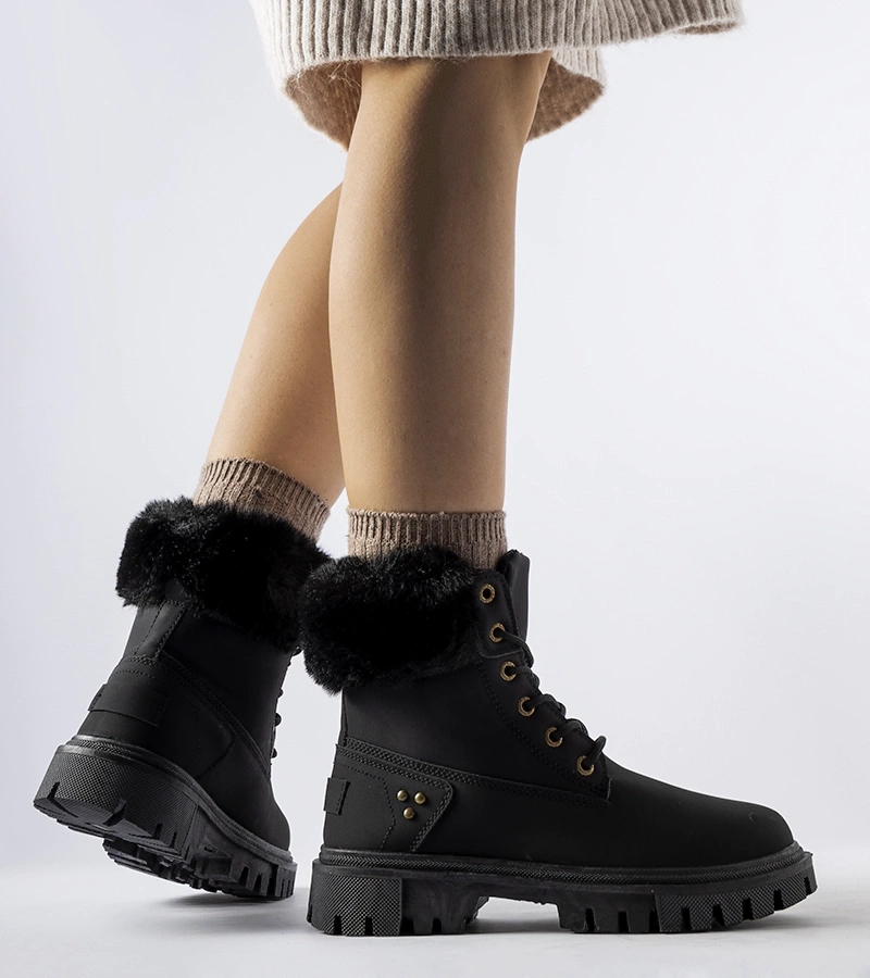 Czarne trapery z ozdobnym futerkiem