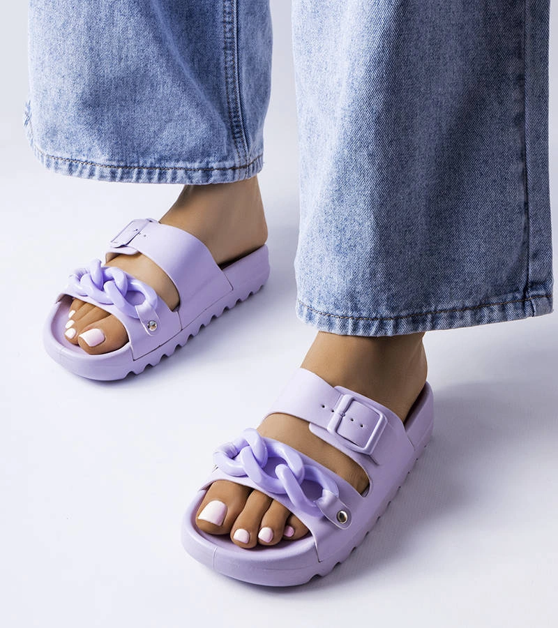 Fioletowe gumowe klapki ozdobione łańcuchem