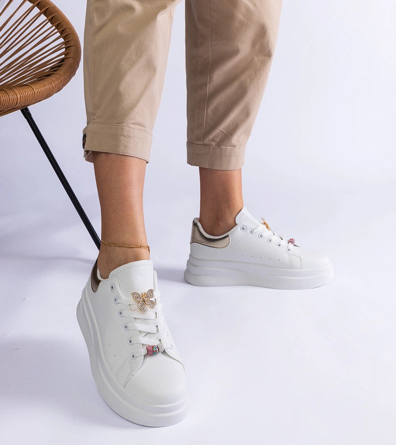 Białe sneakersy na platformie zdobione motylkiem