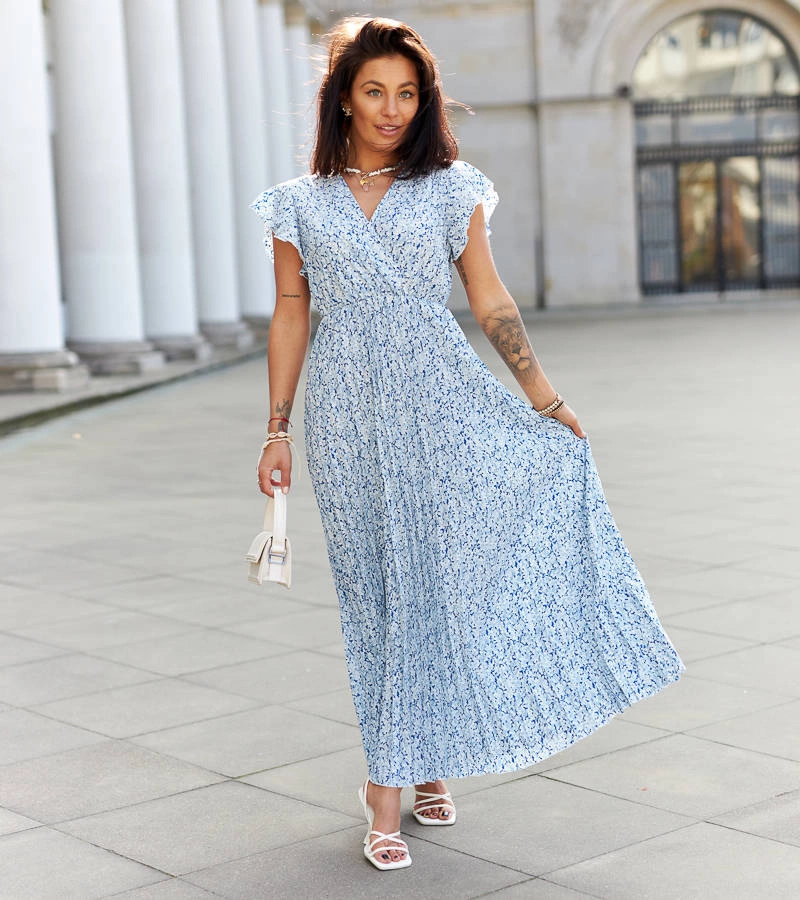 Niebieska sukienka maxi w kwiaty