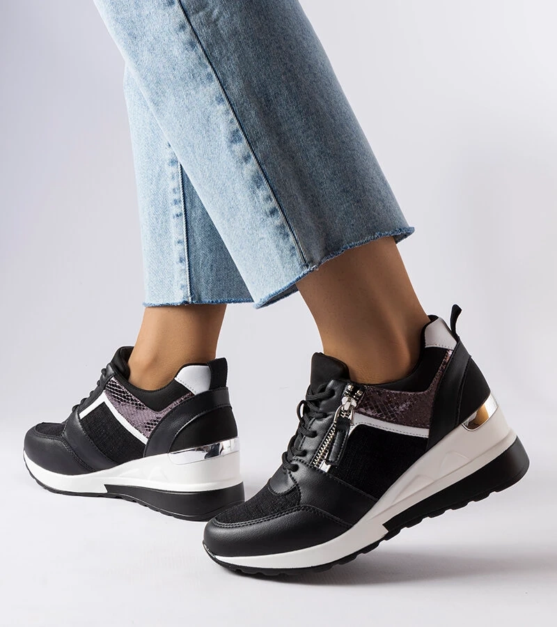 Czarne sneakersy na koturnie