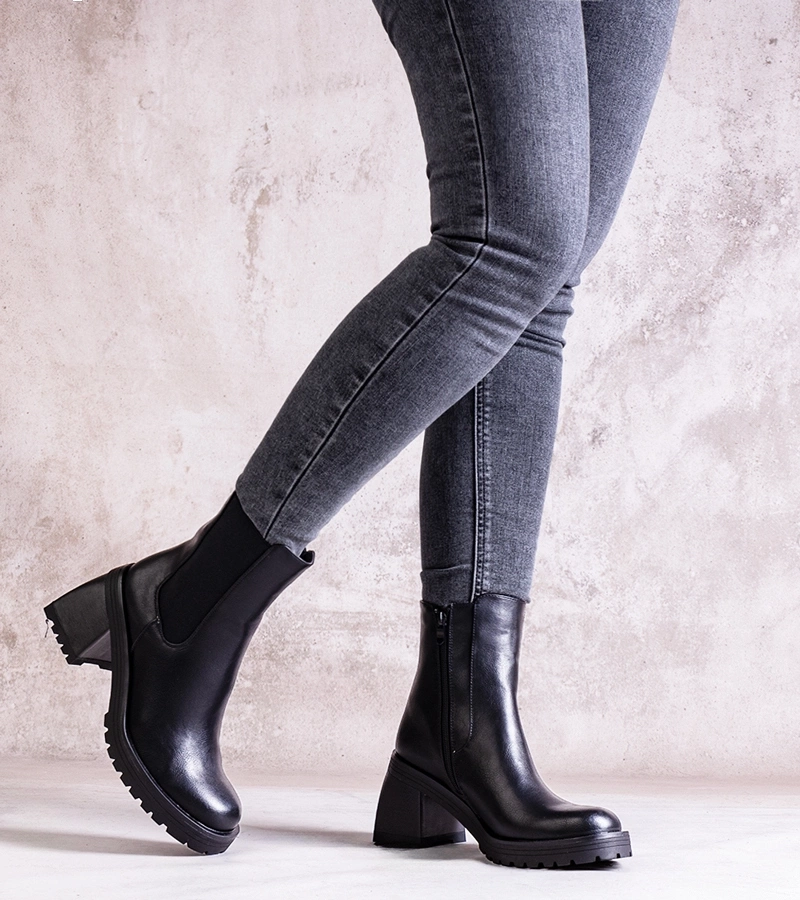 Czarne botki na słupku z eko skóry