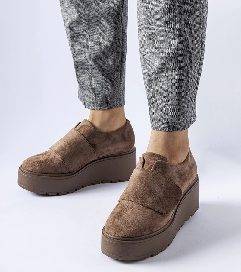 Brązowe półbuty na platformie