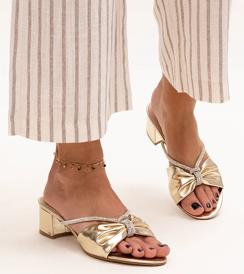 Klapki na słupku zdobione cyrkoniami