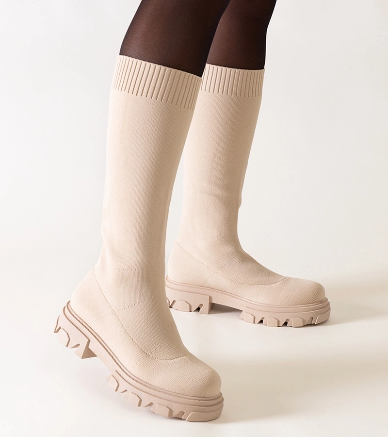 Beżowe kozaki materiałowe na platformie