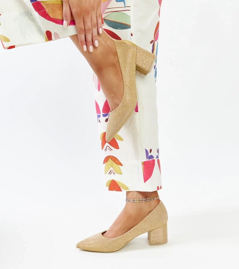 Złote świecące czółenka na słupku