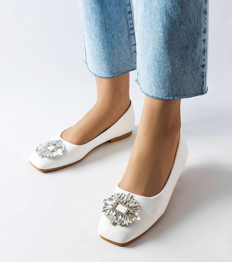 Białe mokasyny zdobione cyrkoniami