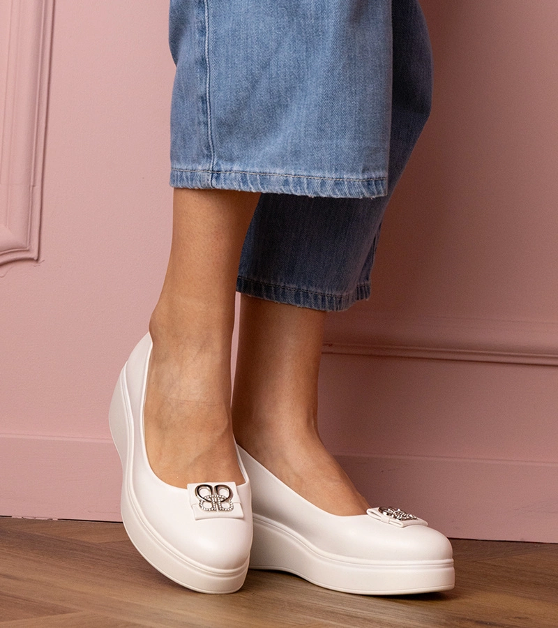Hers Białe półbuty na platformie z cyrkoniową ozdobą