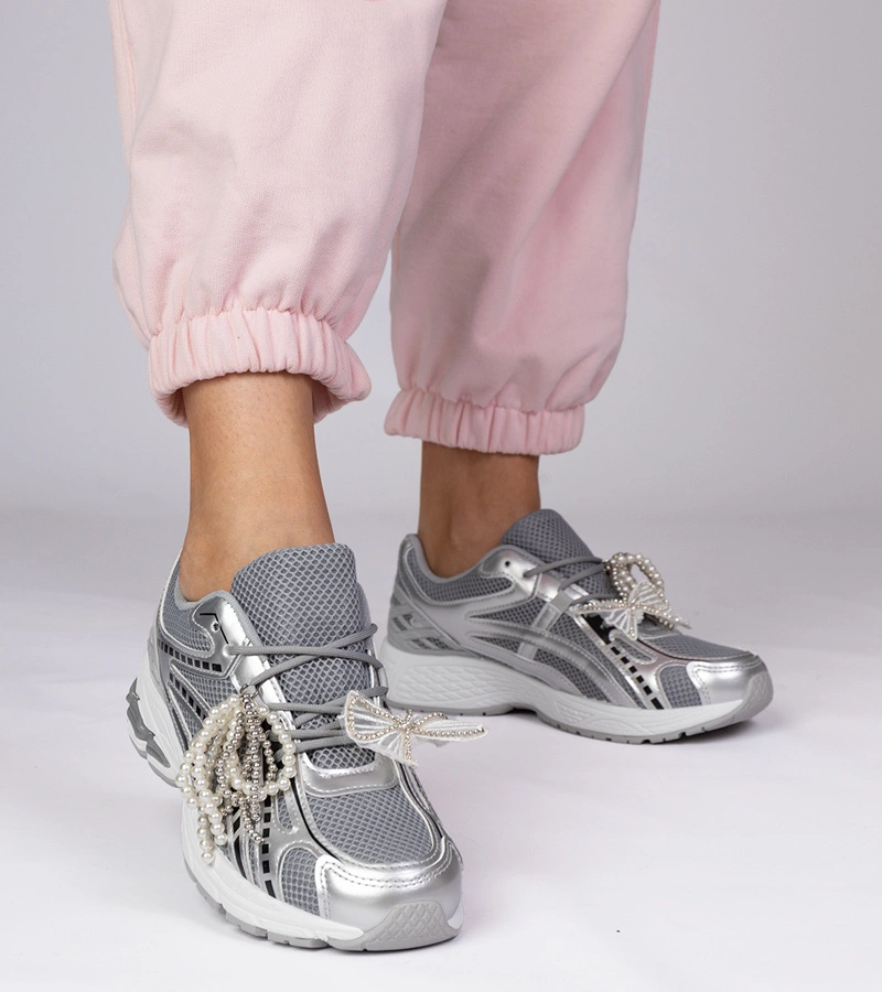 Hers Srebrne sneakersy z odpinanymi ozdobami