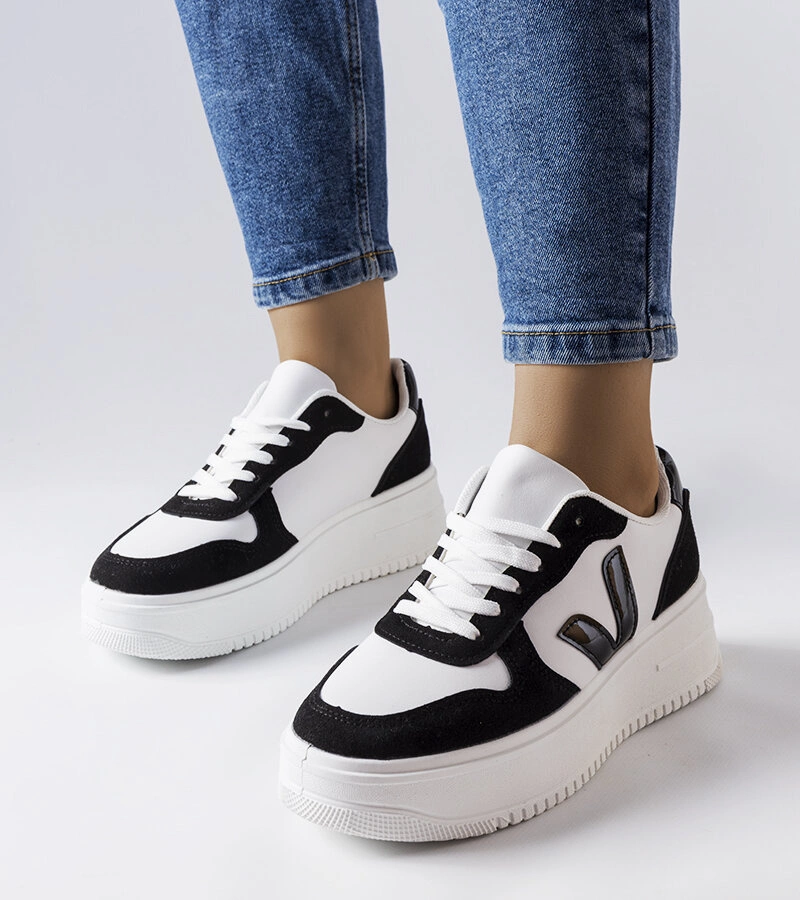 Czarno-białe sneakersy na platformie